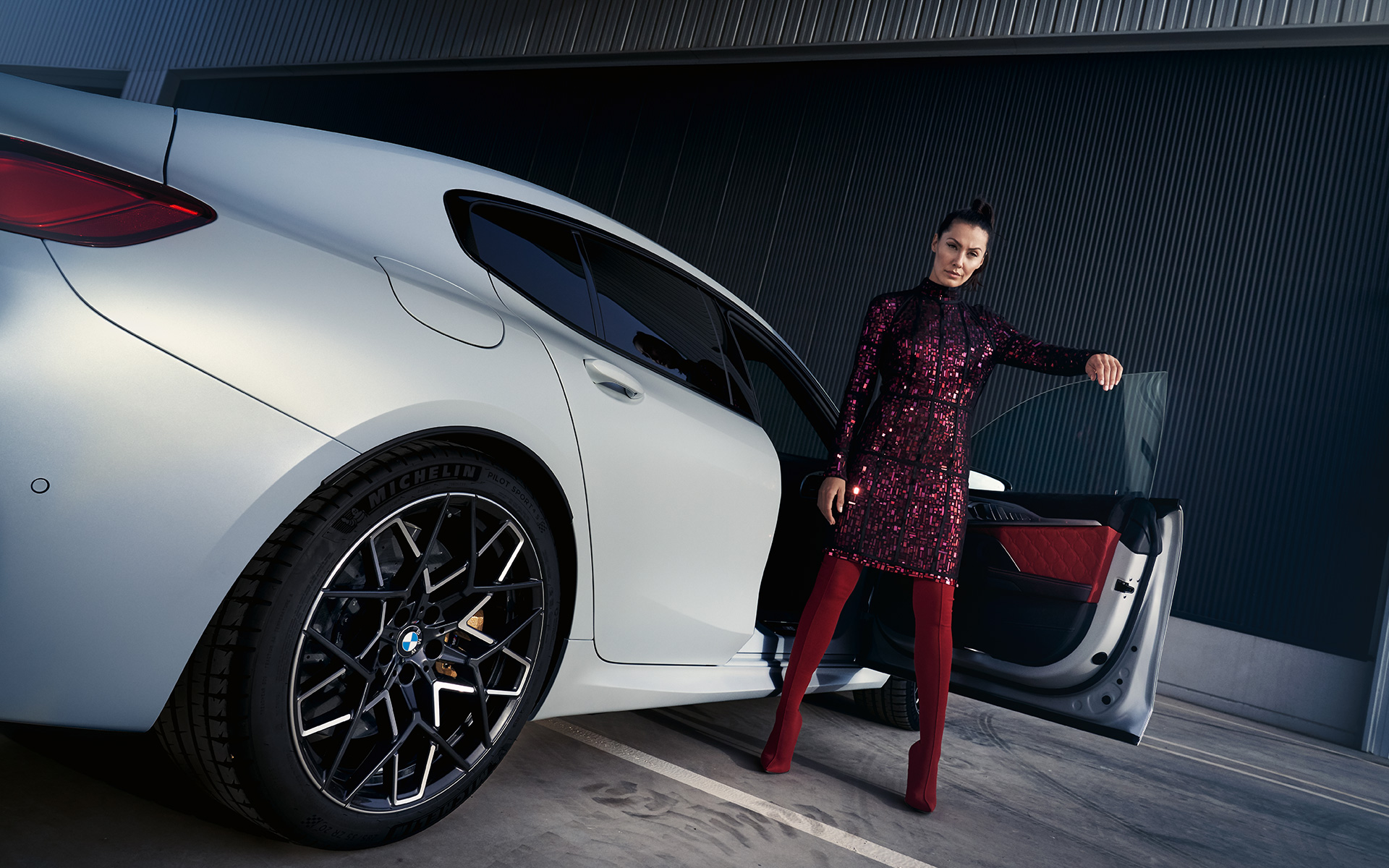 BMW M8 Competition Gran kupė F93 LCI 2022 trijų ketvirčių vaizdas iš galo su modeliu žemu kampu BMW M8 Gran kupė F93 LCI Facelift 2022 BMW Individual Frozen Pure Grey pilkos metalizuotos kėbulo spalvostrijų ketvirčių vaizdas iš galo