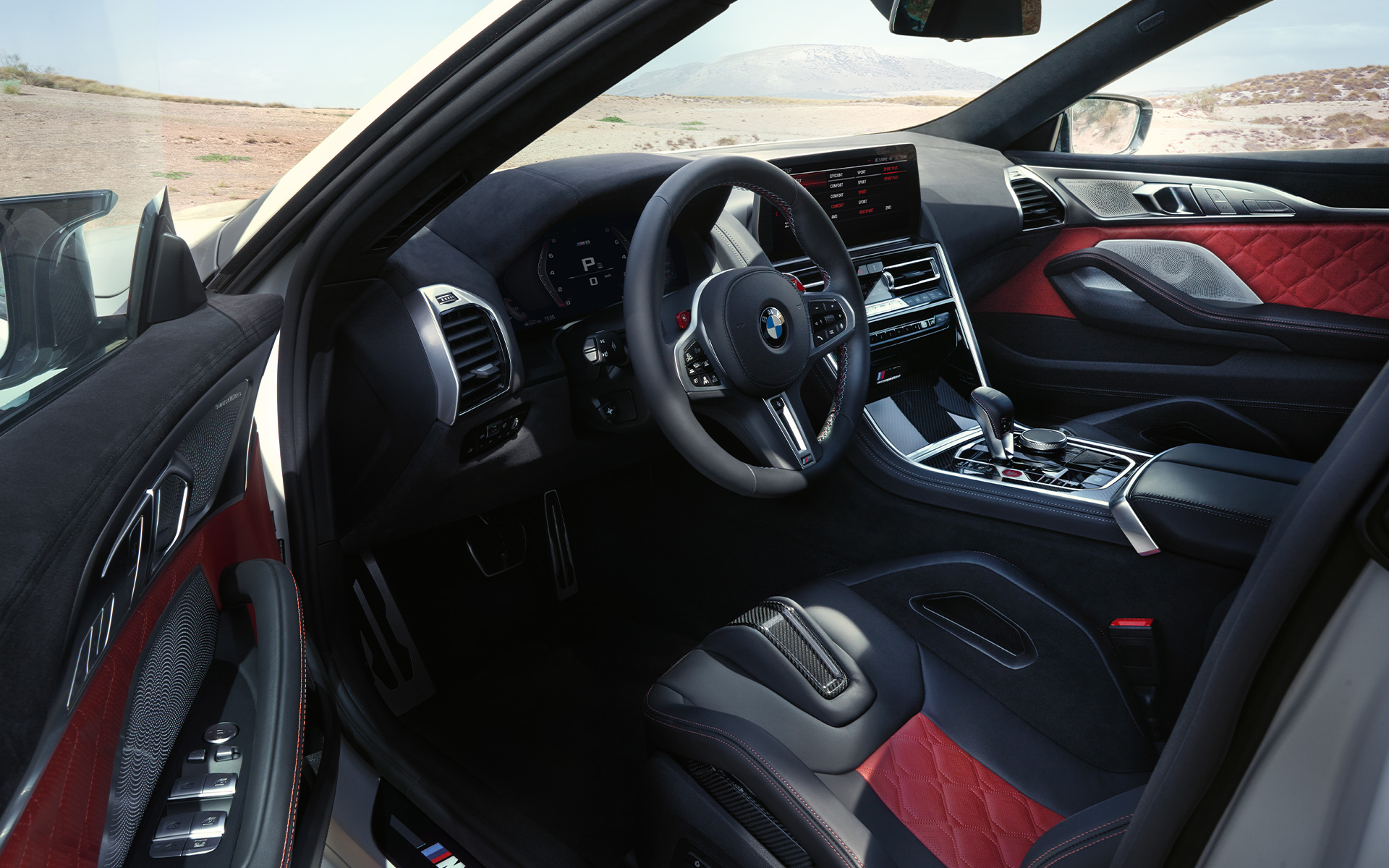 Interjero vaizdas BMW M8 Competition Gran kupė F93 LCI 2022 BMW M8 Gran kupė F93 LCI Facelift 2022 BMW Individual Frozen Pure Grey pilkos metalizuotos kėbulo spalvos M Carbon keraminiai stabdžiai be padangų