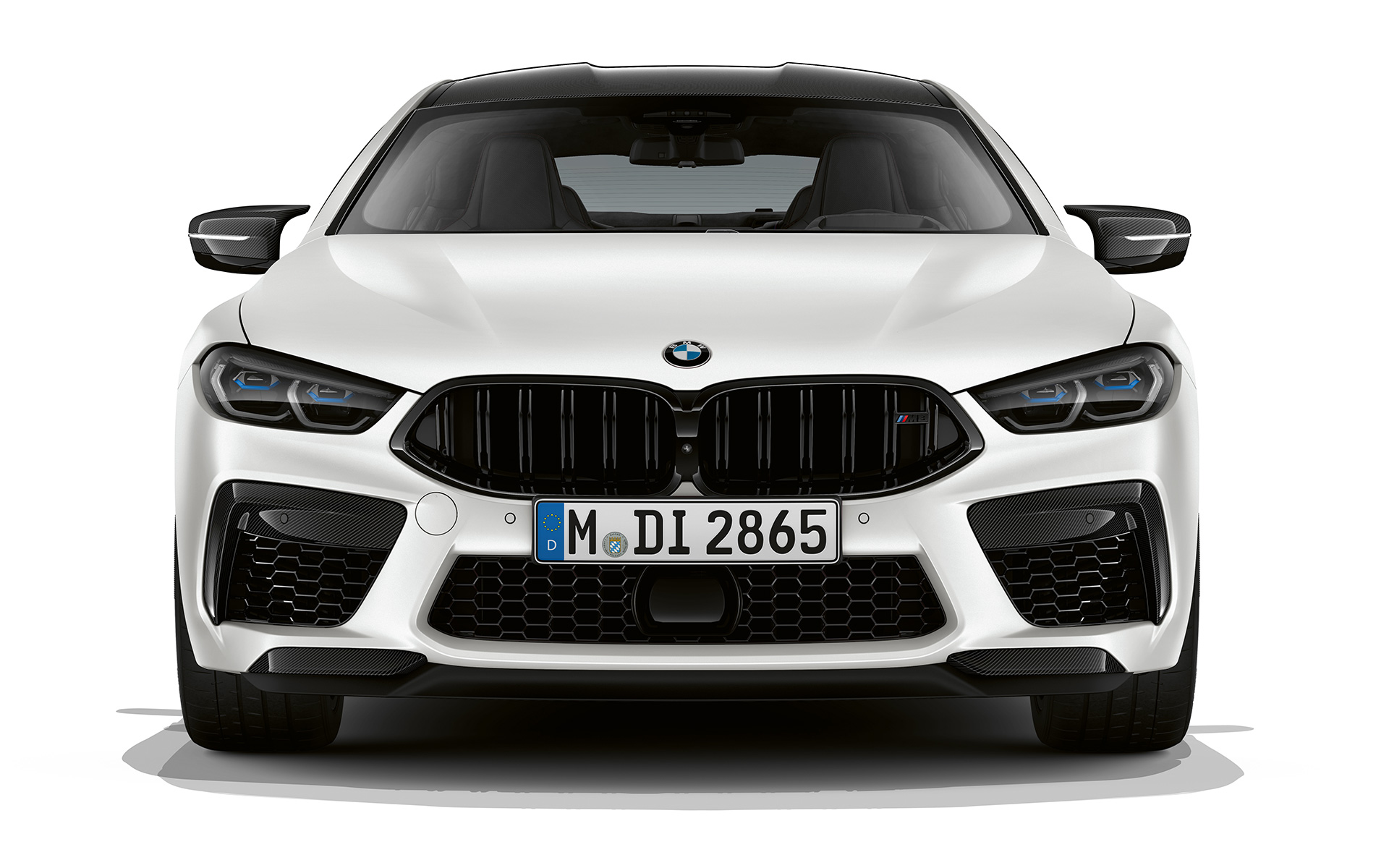 BMW M8 Competition Gran kupė F93 LCI 2022 M sportinės sėdynės BMW M8 Competition Gran kupė F93 LCI Facelift 2022 BMW Individual metalizuotos Frozen Brilliant White baltos kėbulo spalvos vaizdas iš arti