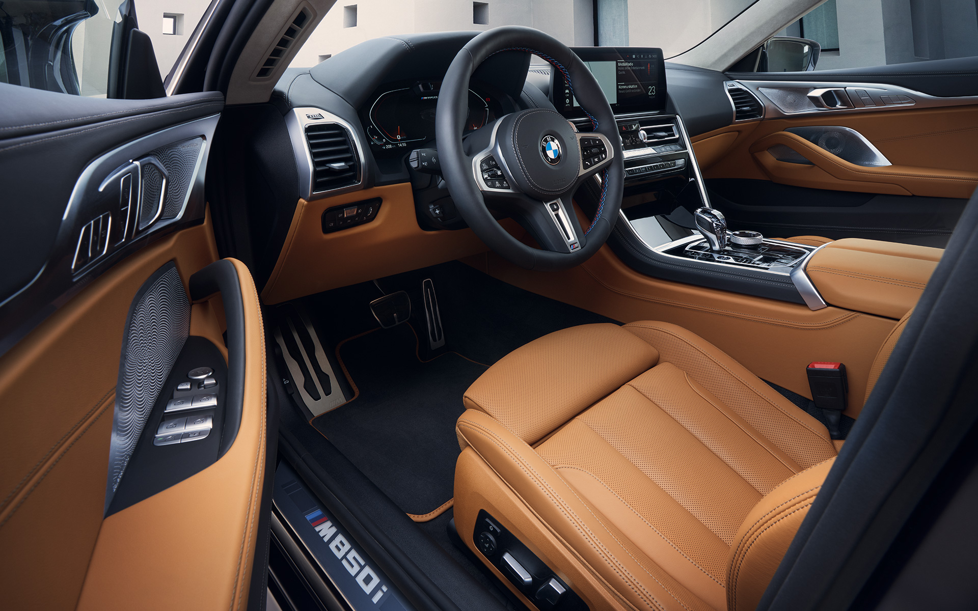 Interjeras vairuotojo erdvė BMW M850i xDrive Gran kupė G16 LCI Facelift 2022 BMW M850i xDrive Gran kupė G16 LCI Facelift 2022 interjeras vairuotojo erdvė per atidarytas vairuotojo dureles.