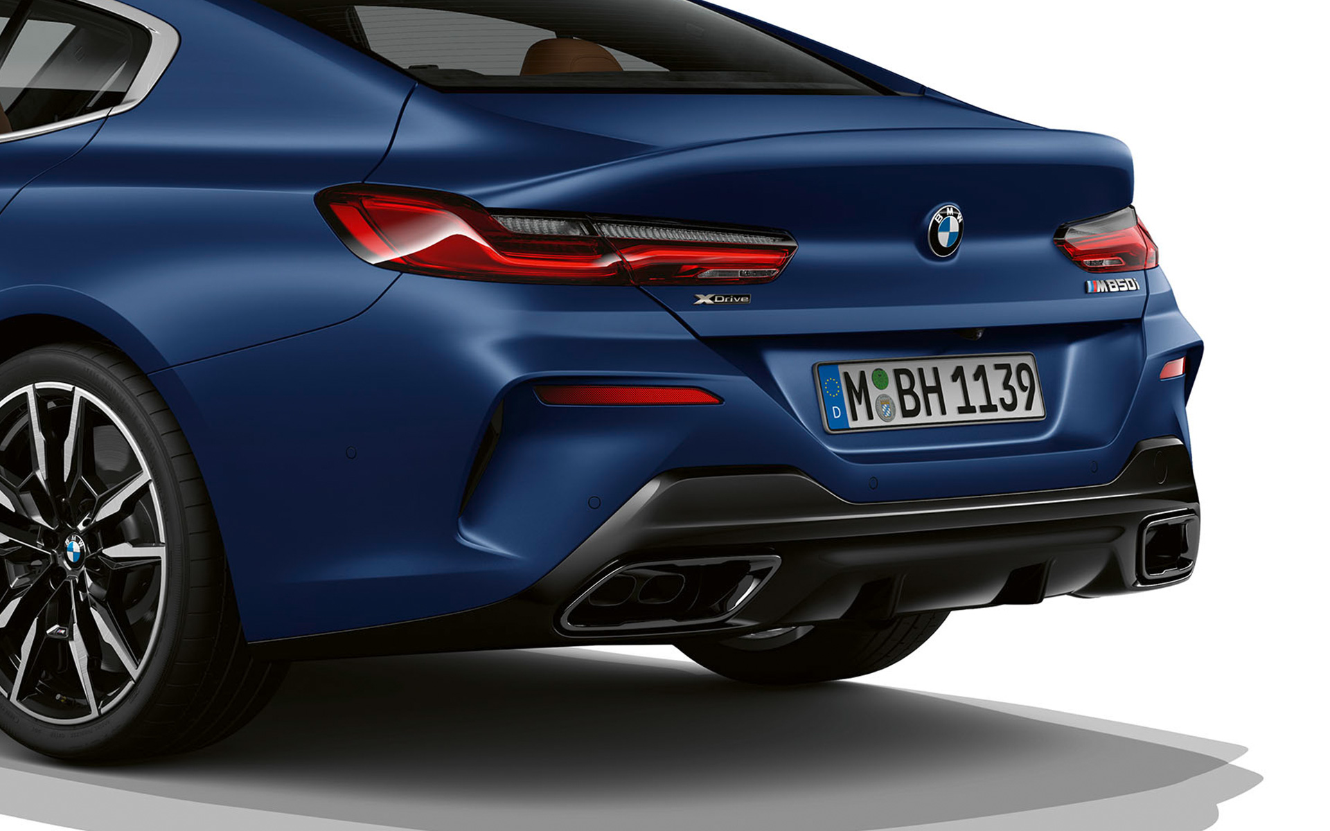 Trijų ketvirčių vaizdas iš galo BMW M850i xDrive Gran kupė G16 LCI Facelift 2022 BMW M850i xDrive Gran kupė G16 LCI Facelift trijų ketvirčių vaizdas iš galo galinė dalis iš arti