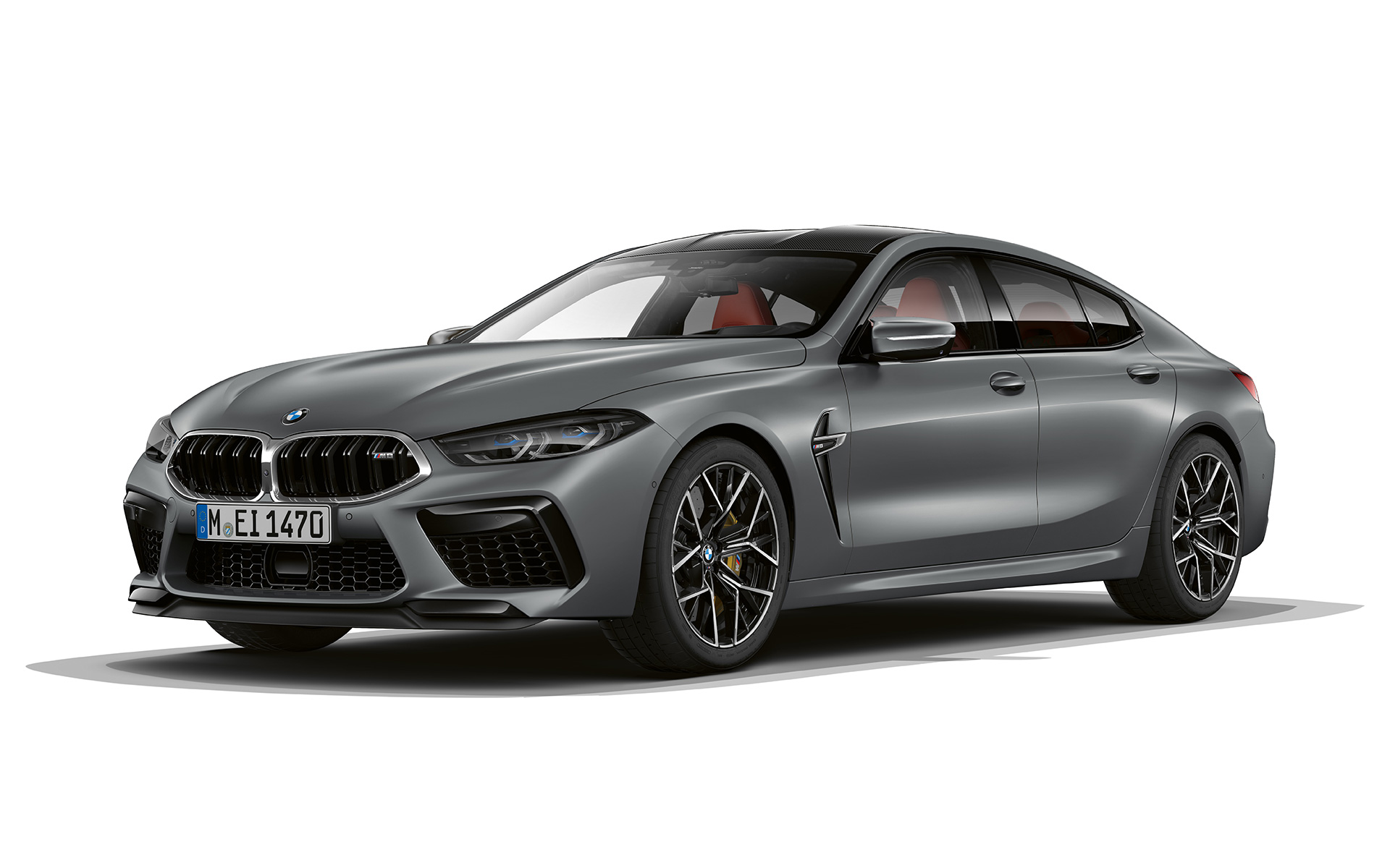 Trijų ketvirčių vaizdas iš priekio BMW M8 Gran kupė F93 LCI Facelift 2022 BMW M8 Gran kupė F93 LCI Facelift 2022 BMW Individual Frozen Pure Grey pilkos metalizuotos kėbulo spalvos trijų ketvirčių vaizdas iš priekio