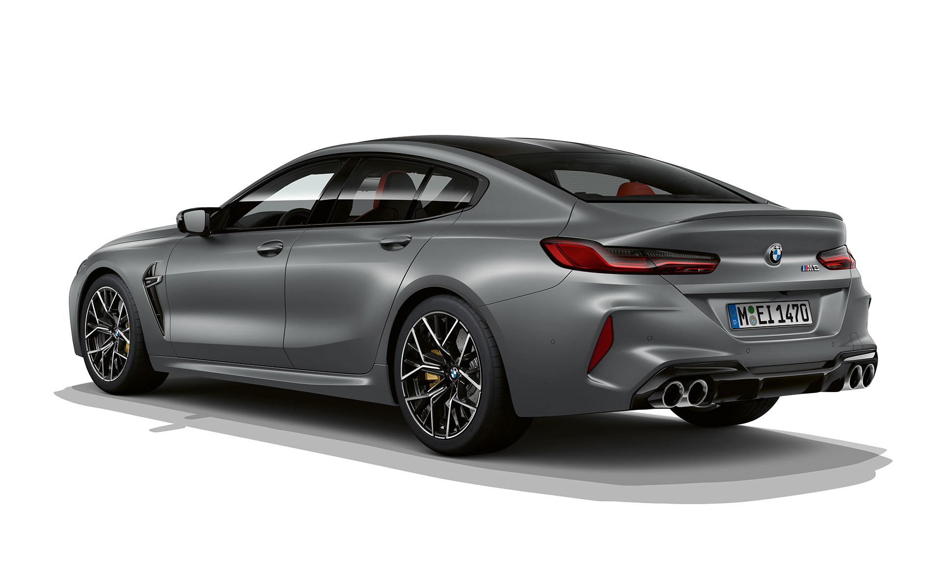 Trijų ketvirčių vaizdas iš galo BMW M8 Gran kupė F93 LCI Facelift 2022 BMW M8 Gran kupė F93 LCI Facelift 2022 BMW Individual Frozen Pure Grey pilkos metalizuotos kėbulo spalvostrijų ketvirčių vaizdas iš galo
