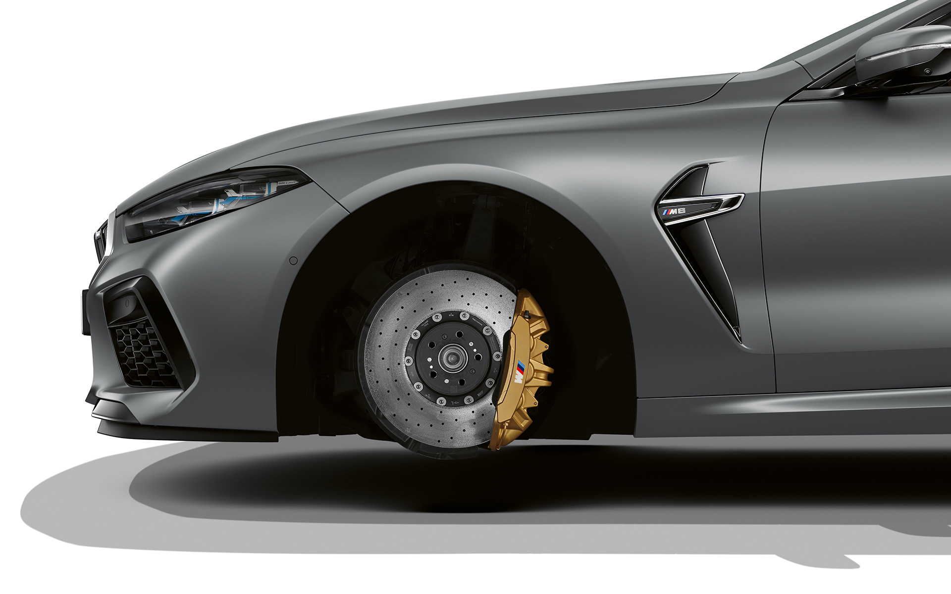 M Carbon keraminiai stabdžiai BMW M8 Gran kupė F93 LCI Facelift 2022 BMW M8 Gran kupė F93 LCI Facelift 2022 BMW Individual Frozen Pure Grey pilkos metalizuotos kėbulo spalvos M Carbon keraminiai stabdžiai be padangų