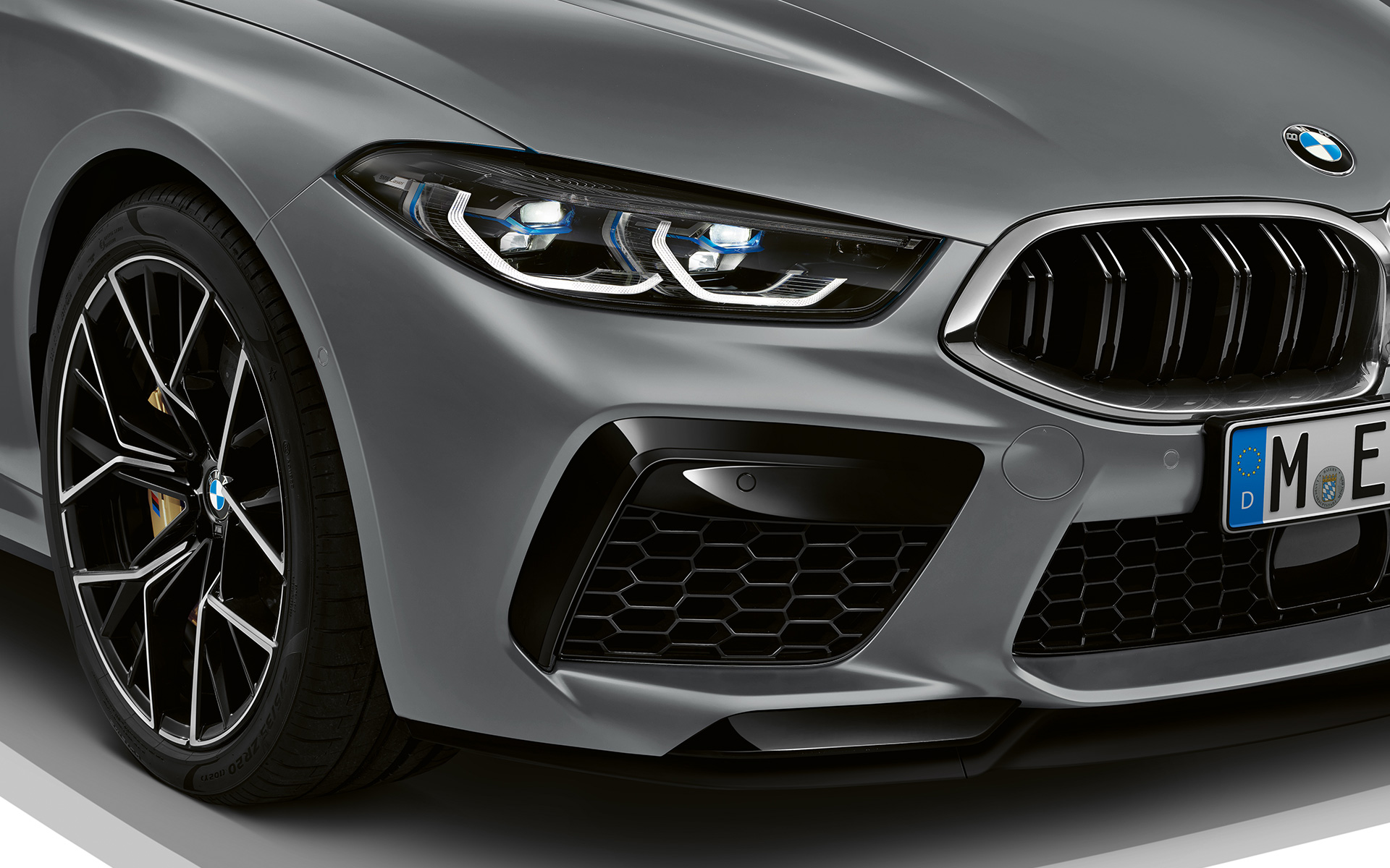 M priekinio bamperio apdaila BMW M8 Gran kupė F93 LCI Facelift 2022 BMW M8 Gran kupė F93 LCI Facelift 2022 BMW Individual metalizuotos Frozen Pure Grey pilkos spalvos M priekinio bamperio apdaila iš arti