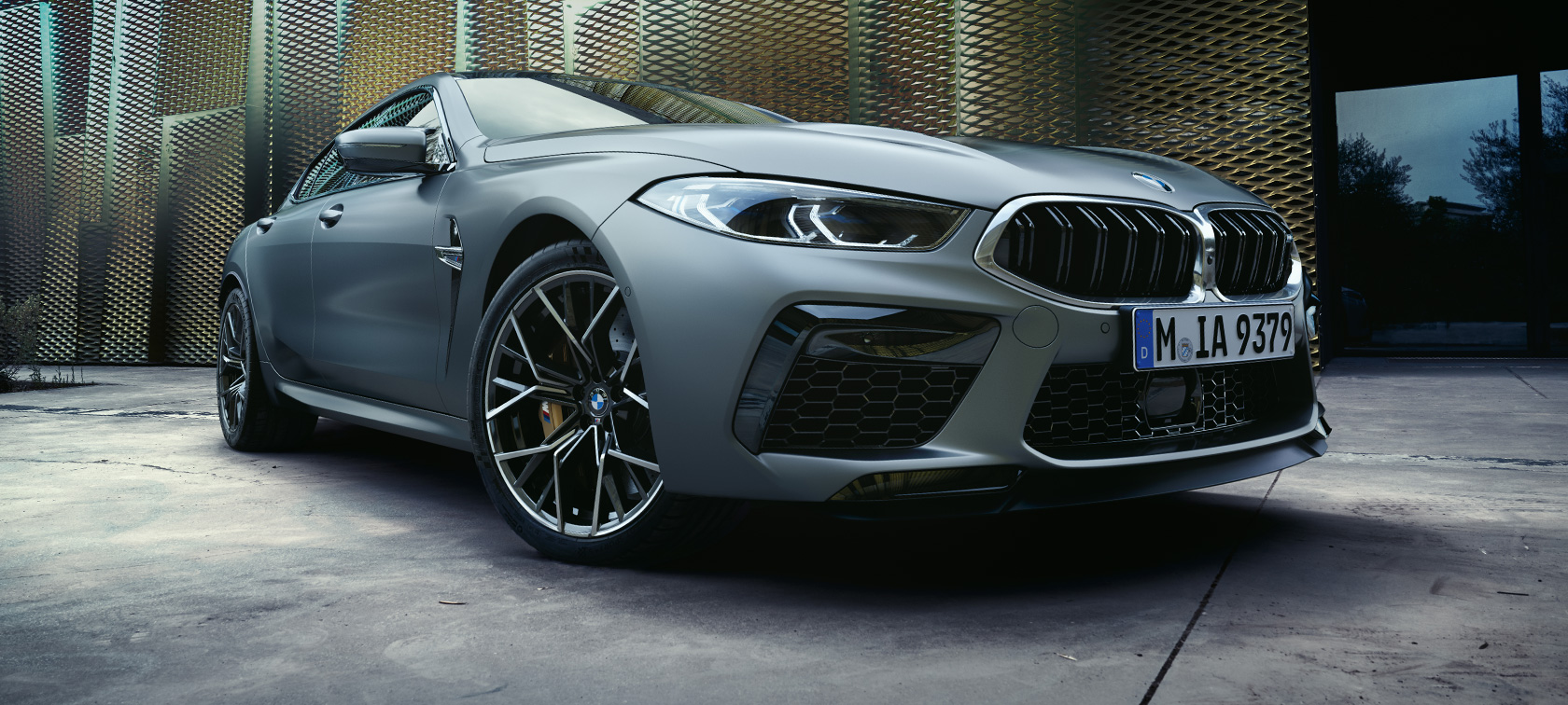 Trijų ketvirčių vaizdas iš priekio BMW M8 Gran kupė F93 LCI Facelift 2022 BMW M8 Gran kupė F93 LCI Facelift 2022 BMW Individual metalizuotos Frozen Pure Grey pilkos kėbulo spalvos trijų ketvirčių vaizdas iš priekio žemu kampu