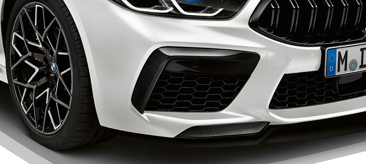 M Carbon anglies pluošto galinis aptakas eksterjero apdailos paketas BMW M8 Competition Gran kupė F93 LCI Facelift 2022 BMW M8 Competition Gran Coupé l F93 LCI Facelift 2022 BMW Individual metalizuotos Frozen Brilliant White baltos kėbulo spalvos M Carbon eksterjero paketas anglies pluošto priekinis oro skirstytuvas vaizdas iš arti