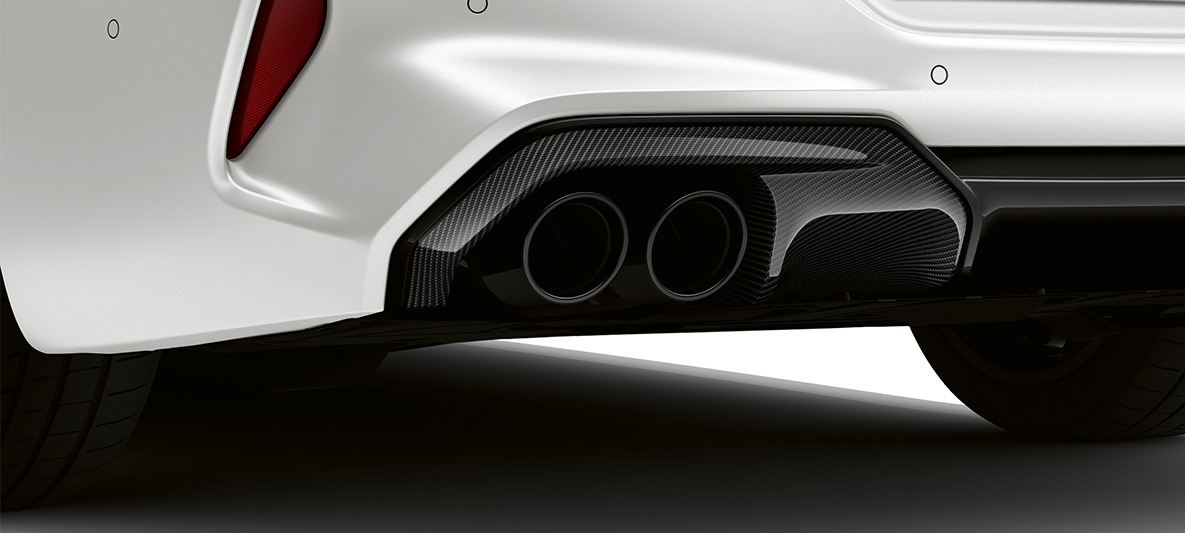 Galinio bamperio apdaila M Carbon eksterjero apdailos paketas BMW M8 Competition Gran kupė F93 LCI Facelift 2022 BMW M8 Competition Gran kupė F93 LCI Facelift 2022 BMW Individual metalizuotos Frozen Brilliant White baltos kėbulo spalvos M Carbon eksterjero paketas galinio bamperio apdaila iš anglies pluošto vaizdas iš arti