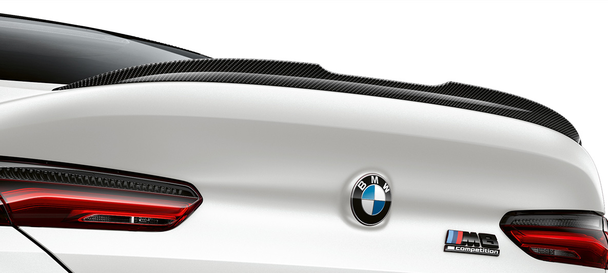 Galinis aptakas iš anglies pluošto M Carbon eksterjero apdailos paketas BMW M8 Competition Gran kupė F93 LCI Facelift 2022 BMW M8 Competition Gran kupė F93 LCI Facelift 2022 BMW Individual metalizuotos Frozen Brilliant White baltos kėbulo spalvos M Carbon eksterjero paketas galinis aptakas iš anglies pluošto vaizdas iš arti