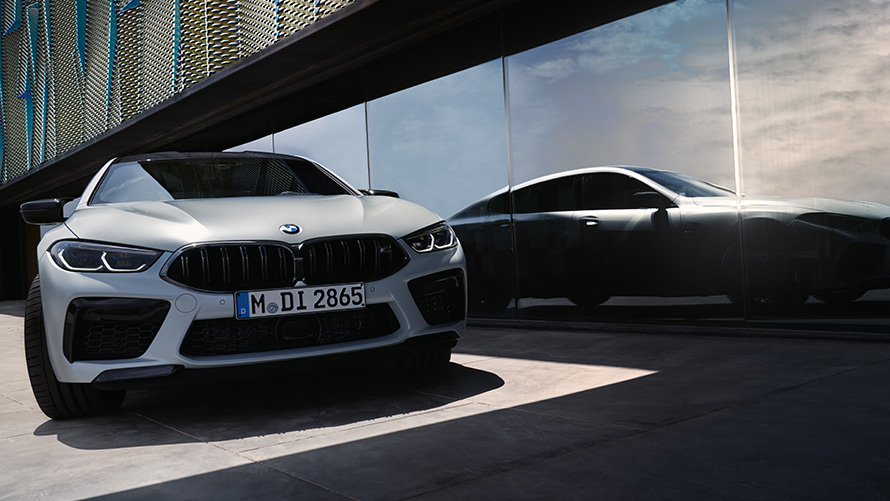 Techniniai duomenys BMW M8 Competition Gran kupė F93 LCI Facelift 2022 BMW M8 Competition Gran kupė F93 LCI Facelift 2022 BMW Individual metalizuotos Frozen Brilliant White baltos kėbulo spalvos vaizdas iš priekio techniniai duomenys
