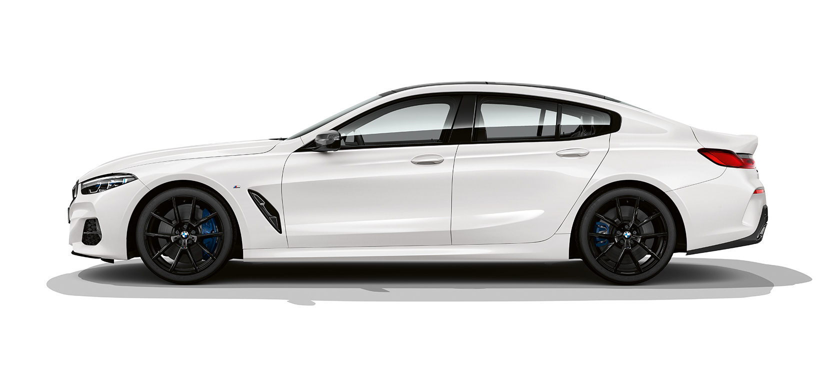 BMW M850i xDrive Gran kupė vaizdas iš šono BMW M850i xDrive Gran kupė G16 2019 BMW Individual Mineral White baltos spalvos vaizdas iš šono