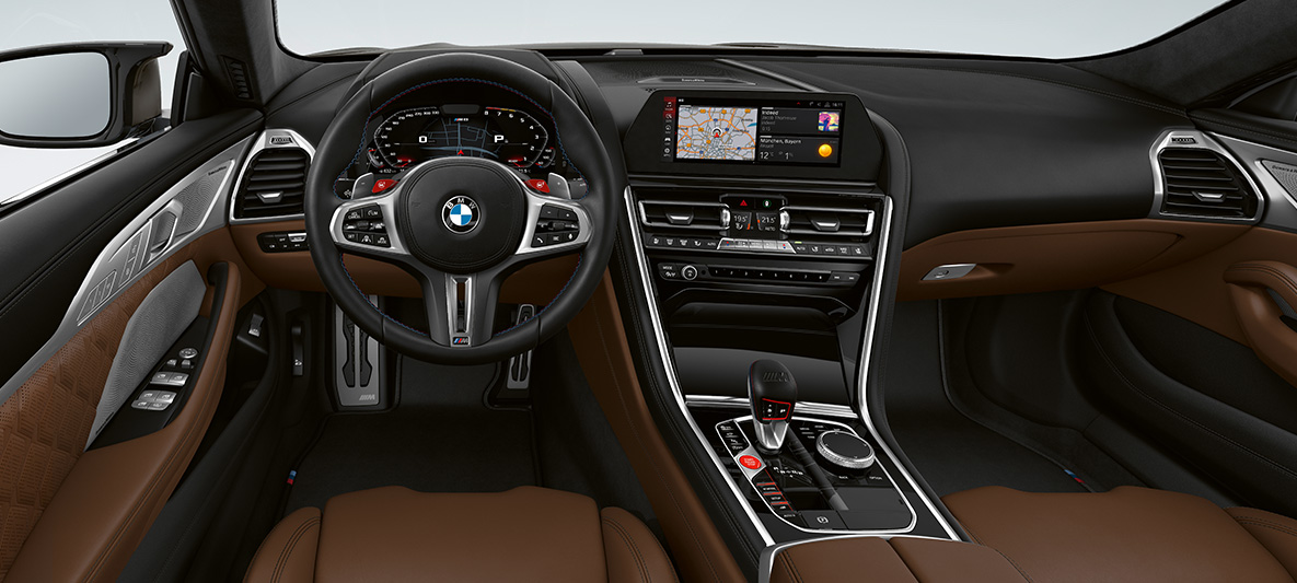 Vairuotojo erdvė BMW M8 Gran kupė Vairuotojo erdvė BMW M8 Gran kupė F93 2020 interjeras