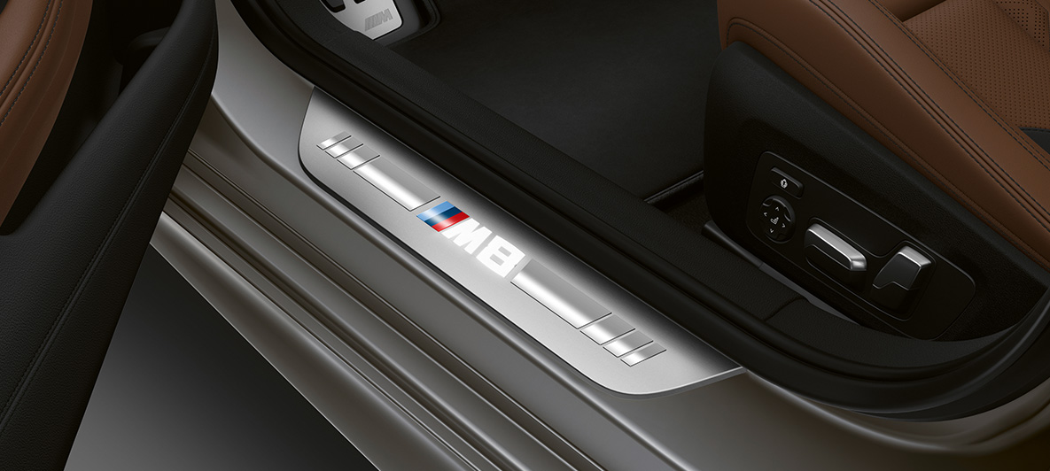 Durelių slenksčiai BMW M8 Gran kupė Durelių slenksčiai su M8 užrašu BMW M8 Gran kupė F93 2020 BMW interjeras