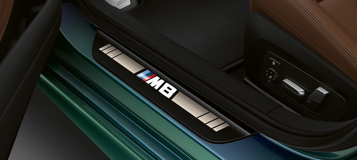 Durelių slenkstis BMW M8 Gran kupė pirmoji laida Durelių slenksčiai su M8 užrašu BMW M8 Gran kupė pirmoji laida F93 2020 BMW Individual Aurora Diamond Green žalio metaliko spalvos, interjeras