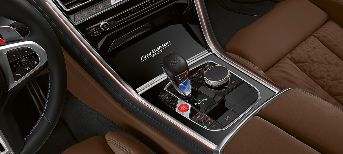 „First Edition“ užrašas BMW M8 Gran kupė pirmoji laida „First Edition“ užrašas BMW M8 Gran kupė pirmoji laida F93 2020 BMW Individual Aurora Diamond Green žalio metaliko spalvos, interjeras