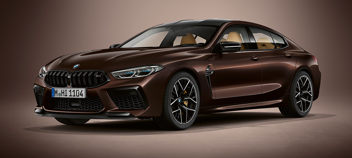 BMW M8 Competition Gran kupė BMW Individual Almandine Brown rudas metalikas BMW M8 Competition Gran kupė F93 2020 BMW Individual Almandine Brown rudo metaliko spalvos, trijų ketvirčių vaizdas iš priekio