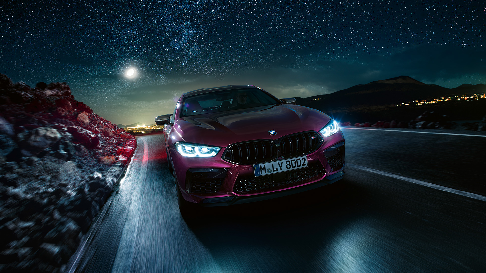Važiuojančio BMW M8 Competition Gran kupė automobilio vaizdas iš priekio BMW M8 Competition Gran kupė 2020 F93 BMW Individual Ametrine metaliko spalvos, važiuojančio automobilio vaizdas iš priekio