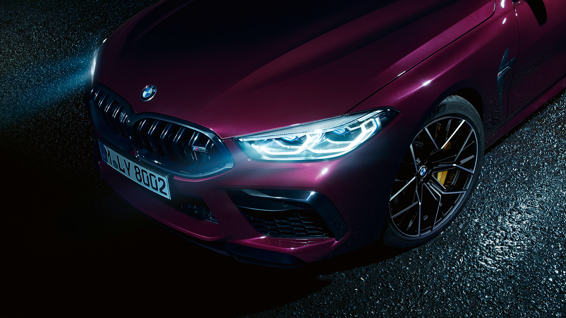 BMW M8 Competition Gran kupė priartintas šoninis vaizdas iš priekio BMW M8 Competition Gran kupė su BMW Laserlight F93 2020 BMW Individual Ametrine metaliko spalvos priartintas šoninis vaizdas iš priekio