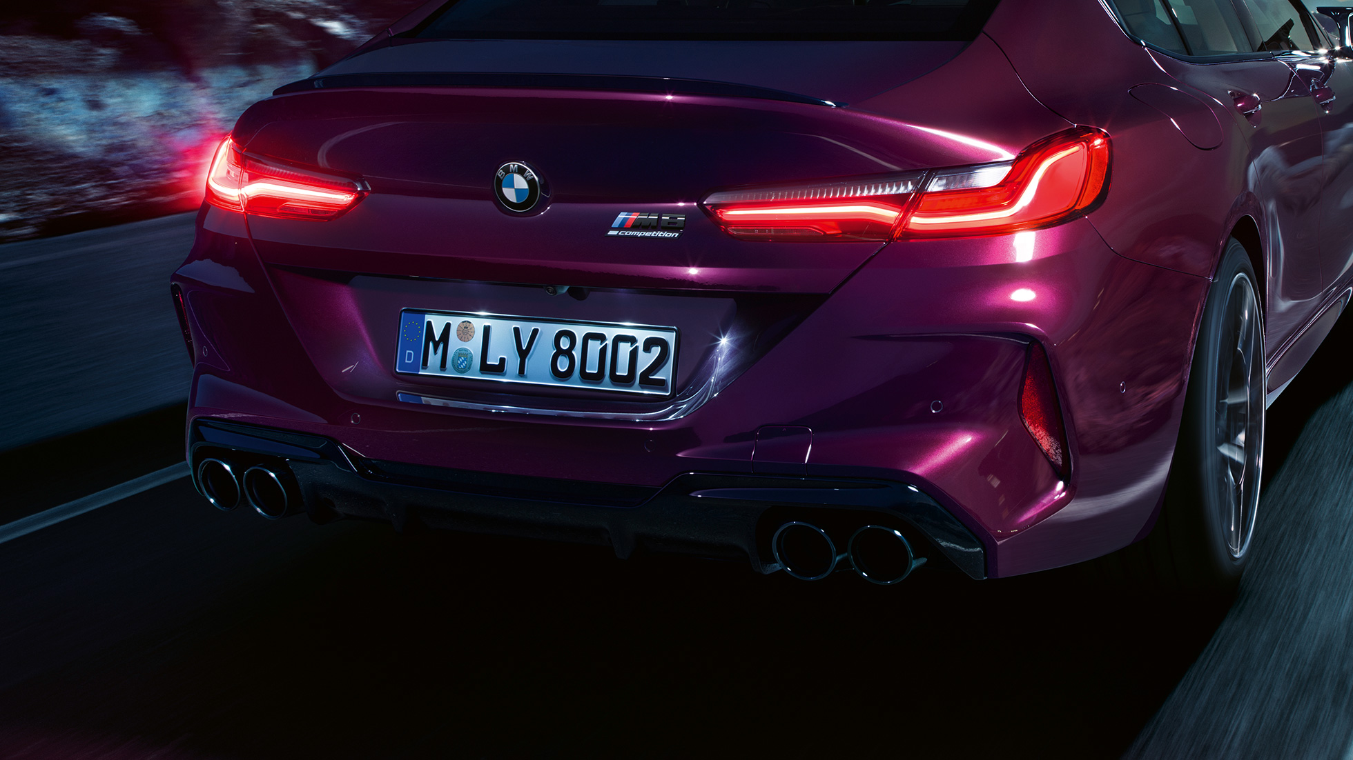 BMW M8 Competition Gran kupė vaizdas iš galo BMW M8 Competition Gran kupė 2020 F93 BMW Individual Ametrine metaliko spalvos priartintas vaizdas iš galo
