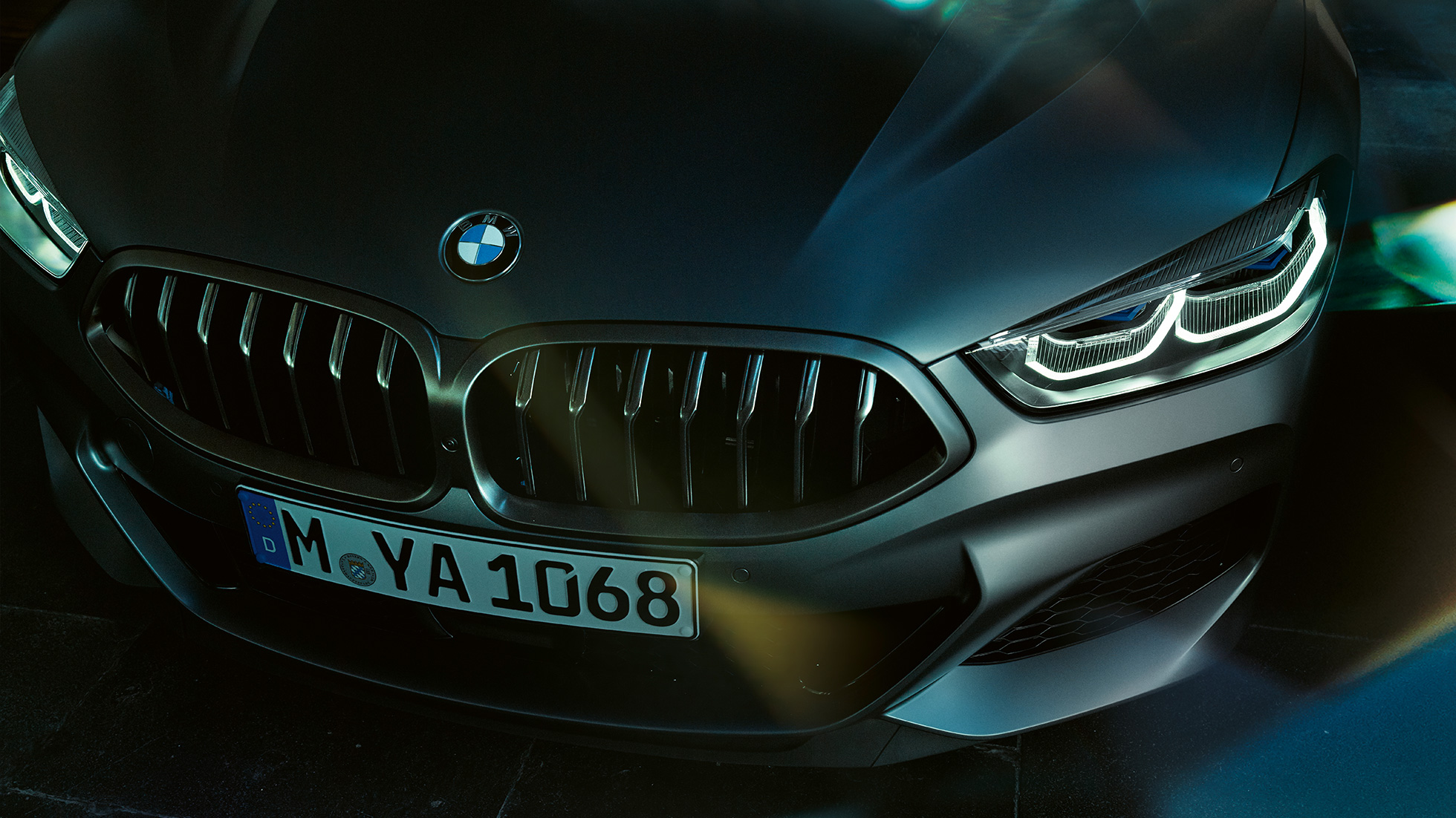 Priekinės grotelės BMW M850i xDrive Gran kupė Priekinės grotelės BMW M850i xDrive Gran kupė G16 2019 BMW Individual Frozen Bluestone metaliko spalvos priartintas vaizdas iš priekio