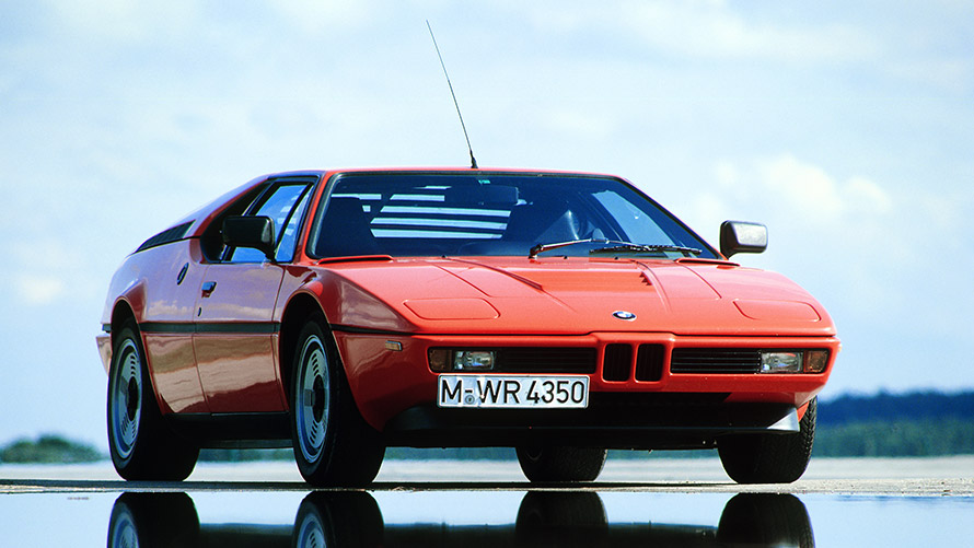 BMW M1 (E26) stovinčio automobilio trijų ketvirčių vaizdas iš priekio BMW M serija, BMW M1 (E26) stovinčio automobilio trijų ketvirčių vaizdas iš priekio