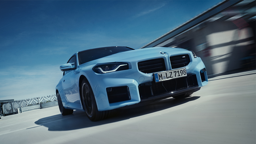 BMW M2 G87 gatve važiuojančio automobilio vaizdas iš priekio BMW M serija BMW M2 G87 gatve važiuojančio automobilio vaizdas iš priekio
