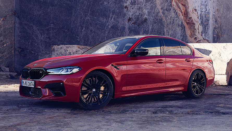 BMW M5 (F90) gatve važiuojančio automobilio trijų ketvirčių vaizdas iš priekio BMW M serija, BMW M5 (F90) gatve važiuojančio automobilio trijų ketvirčių vaizdas iš priekio