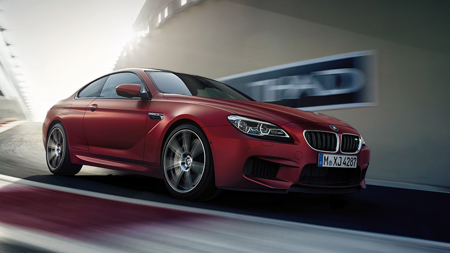 BMW M6 (F13) gatve važiuojančio automobilio trijų ketvirčių vaizdas iš šono BMW M serija, BMW M6 (F13) gatve važiuojančio automobilio trijų ketvirčių vaizdas iš šono