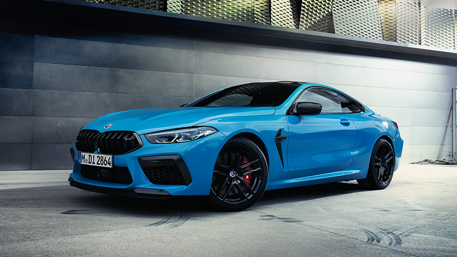 BMW M8 (F92) trijų ketvirčių vaizdas iš galo stovinčio su modeliu BMW M serija, BMW M8 (F92) trijų ketvirčių vaizdas iš galo stovinčio su modeliu
