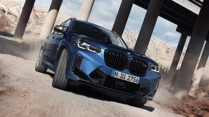 BMW X3 M (F97) važiuojančio automobilio trijų ketvirčių vaizdas iš priekio BMW M serijos BMW X3 M (F97) važiuojančio automobilio trijų ketvirčių vaizdas iš priekio