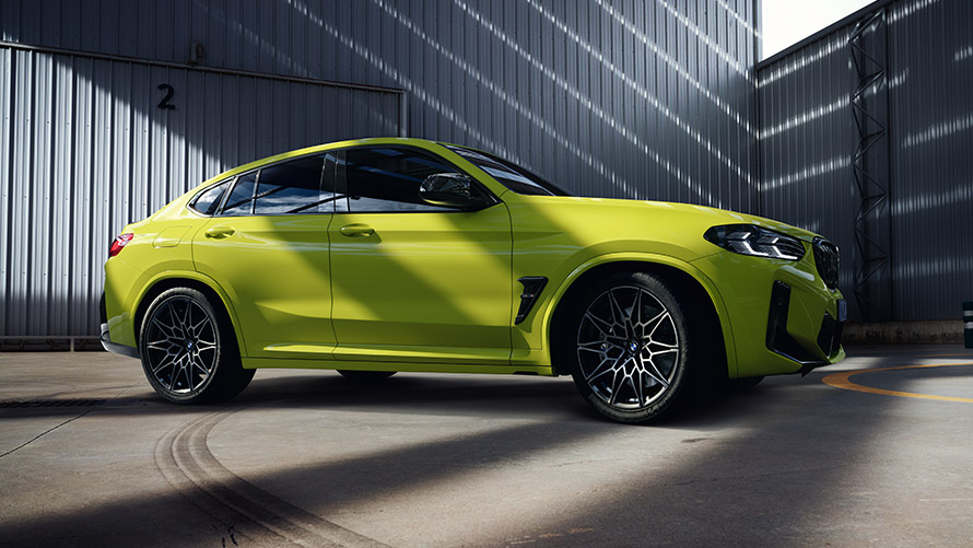 BMW X4 M (F98) stovinčio automobilio vaizdas iš šono BMW M serija, BMW X4 M (F98) stovinčio automobilio vaizdas iš šono