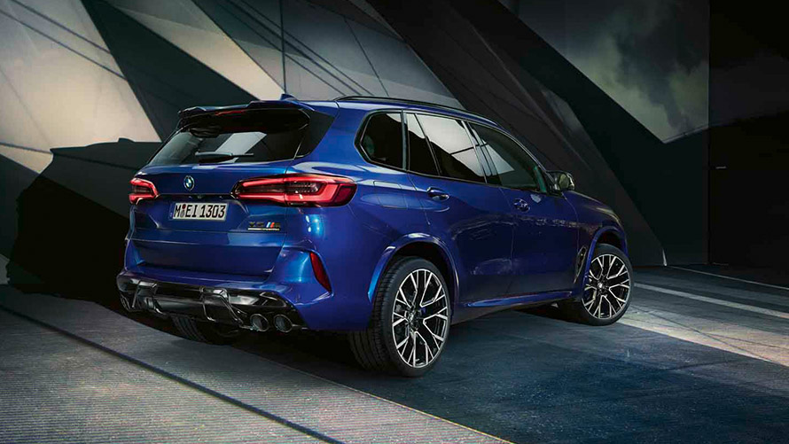 BMW X5 M (F95) stovinčio automobilio trijų ketvirčių vaizdas iš galo BMW M serijos BMW X5 M (F95) stovinčio automobilio trijų ketvirčių vaizdas iš galo