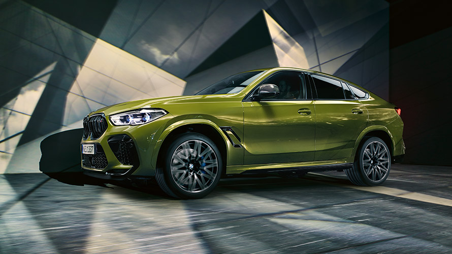 BMW X6 M (F96), stovinčio automobilio trijų ketvirčių vaizdas iš šono BMW M serijos BMW X6 M (F96), stovinčio automobilio trijų ketvirčių vaizdas iš šono