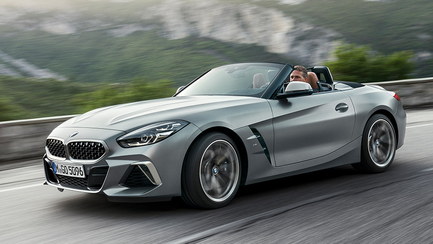 BMW Z4 M (G29), gatve važiuojančio automobilio trijų ketvirčių vaizdas iš šono BMW M serija, BMW Z4 M (G29) gatve važiuojančio automobilio trijų ketvirčių vaizdas iš šono