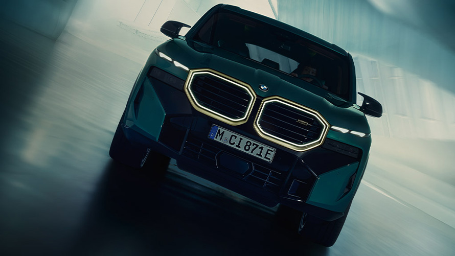 BMW XM G09 gatve važiuojančio automobilio vaizdas iš priekio BMW M serija BMW XM G09 gatve važiuojančio automobilio vaizdas iš priekio