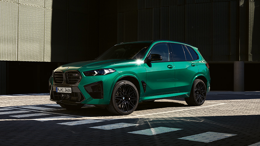 BMW X5 M (F95) stovinčio automobilio trijų ketvirčių vaizdas iš galo BMW M serijos BMW X5 M (F95) stovinčio automobilio trijų ketvirčių vaizdas iš galo