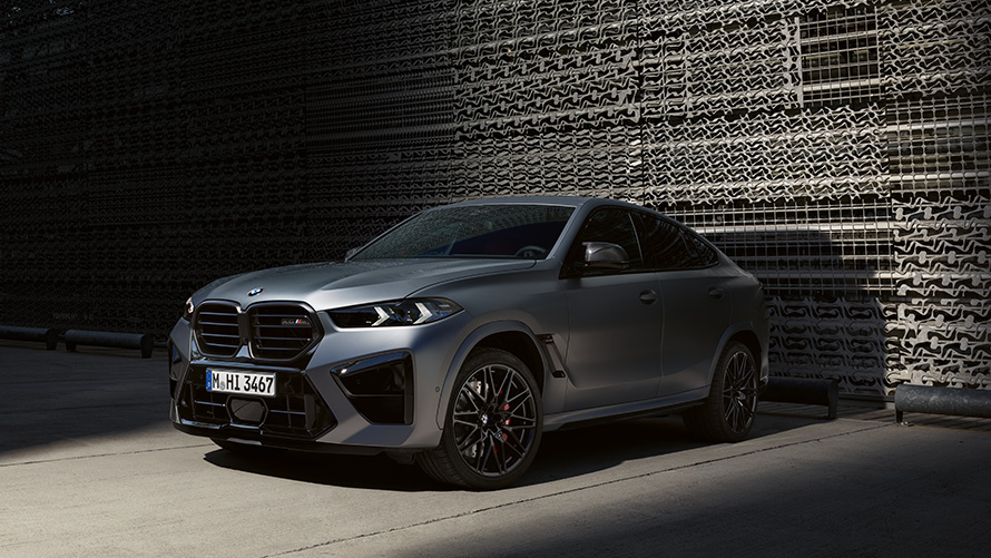 BMW X6 M (F96), stovinčio automobilio trijų ketvirčių vaizdas iš šono BMW M serijos BMW X6 M (F96), stovinčio automobilio trijų ketvirčių vaizdas iš šono