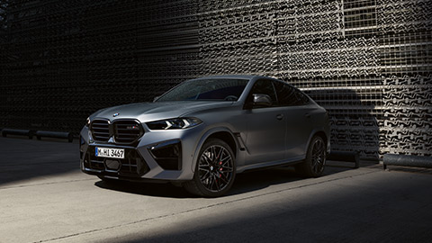 BMW X6 M (F96), stovinčio automobilio trijų ketvirčių vaizdas iš šono BMW M serijos BMW X6 M (F96), stovinčio automobilio trijų ketvirčių vaizdas iš šono