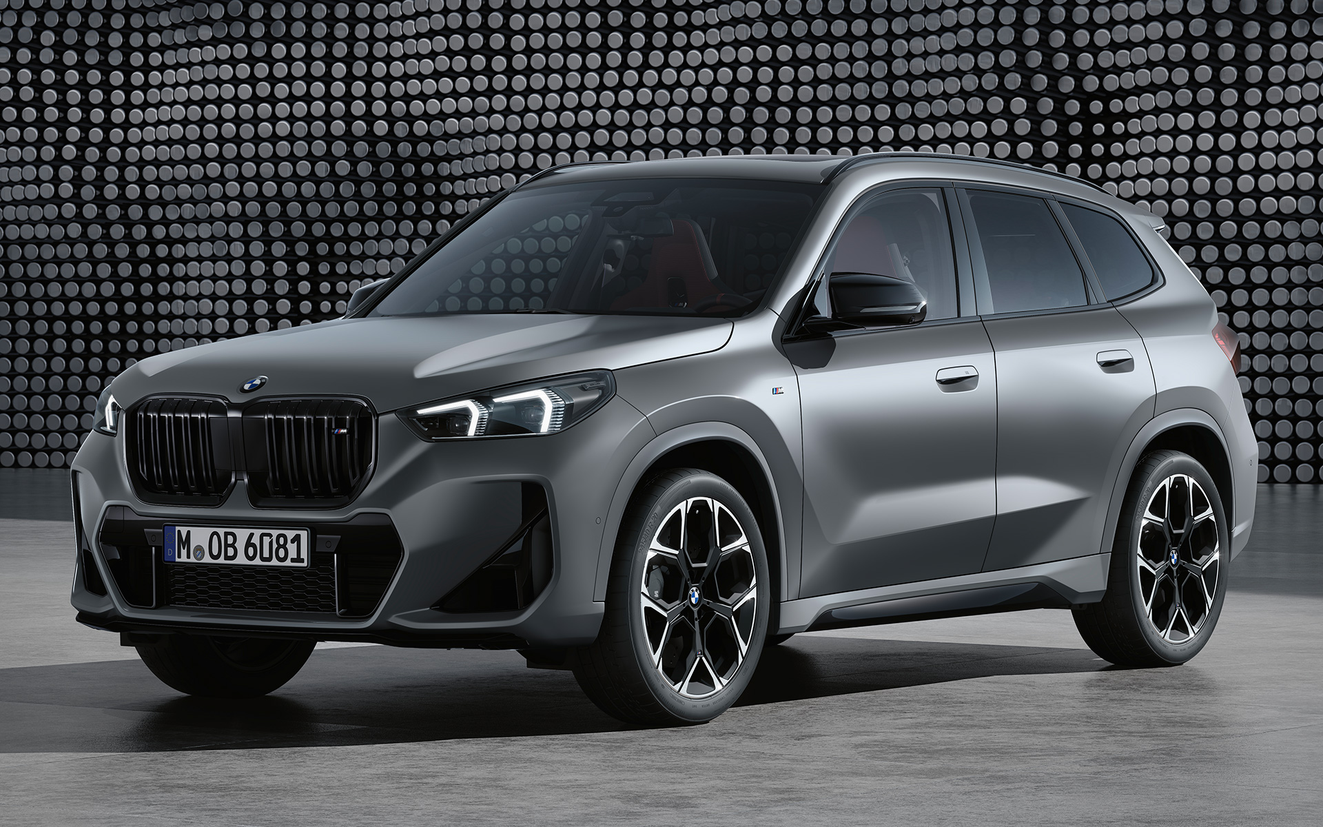 BMW X1 M35i xDrive BMW X1 M35i xDrive trijų ketvirčių vaizdas iš priekio