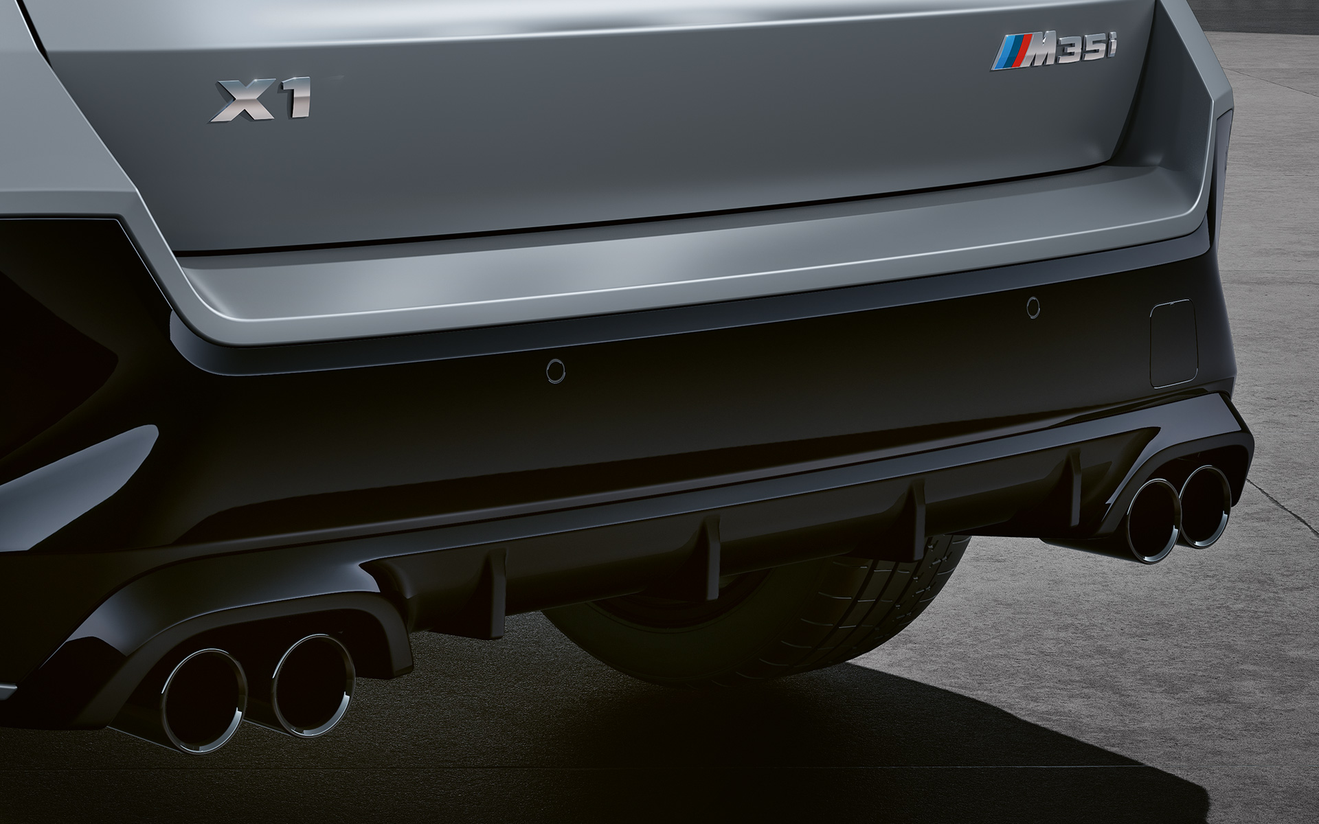 BMW X1 M35i xDrive išmetimo angos BMW X1 M35i xDrive eksterjero detalė išmetimo angos