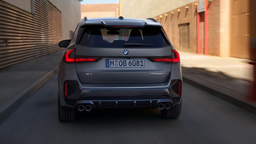 BMW X1 M35i xDrive BMW X1 M35i xDrive važiuojančio automobilio vaizdas iš galo