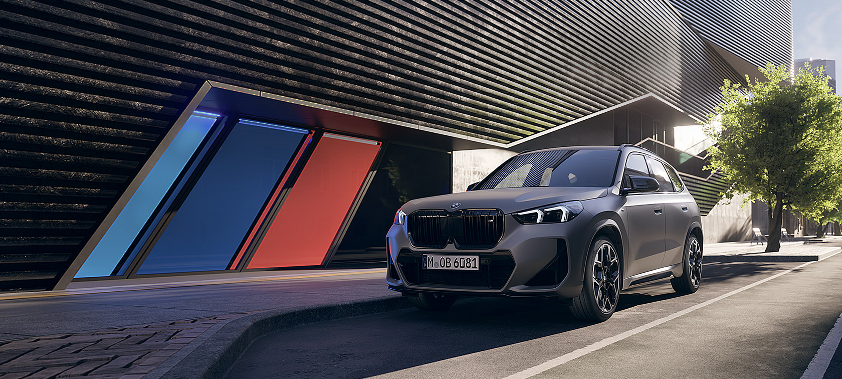 BMW X1 M35i xDrive stovinčio automobilio trijų ketvirčių vaizdas iš šono