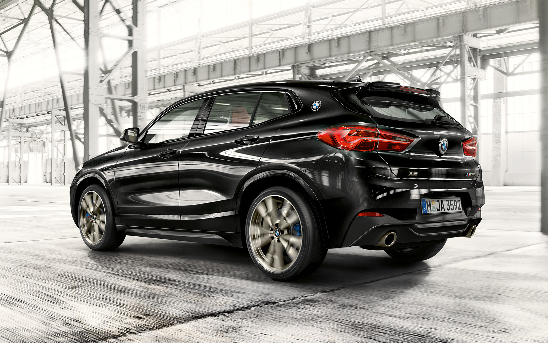M galinis aptakas, BMW X2 M35i (F39) juodos metalizuotos <i>Sapphire Black</i> spalvos, trijų ketvirčių vaizdas iš priekio