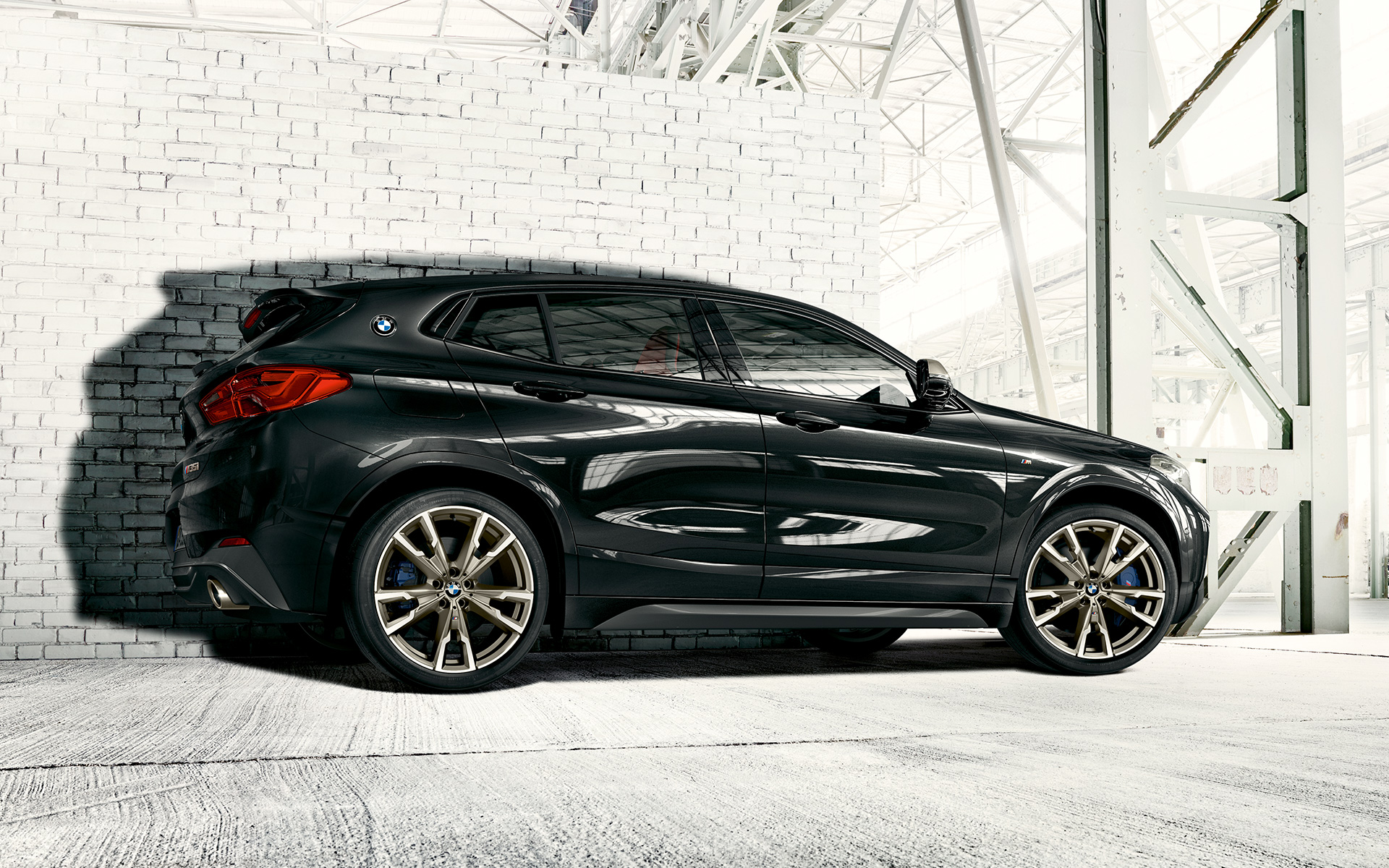 M lengvojo lydinio ratlankiai, BMW X2 M35i (F39) juodos metalizuotos <i>Sapphire Black</i> spalvos, stovinčio automobilio vaizdas iš šono