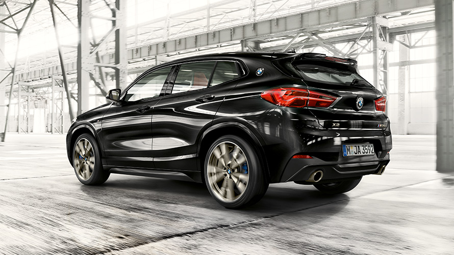 BMW X2 M35i (F39) juodos metalizuotos Black Sapphire spalvos, važiuojančio automobilio trijų ketvirčių vaizdas iš galo BMW X2 M35i (F39) juodos metalizuotos Black Sapphire spalvos, važiuojančio automobilio trijų ketvirčių vaizdas iš galo