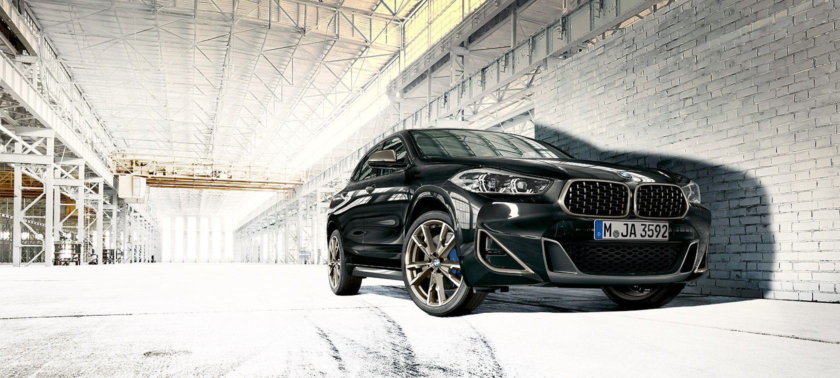 Vaizdas žemu kampu, BMW X2 M35i (F39) juodos metalizuotos <i>Sapphire Black</i> spalvos