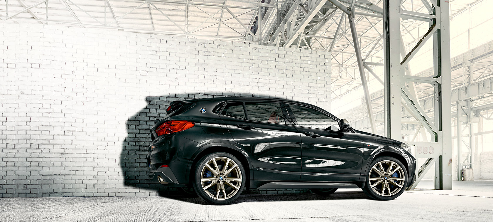 Vaizdas iš šono, BMW X2 M35i (F39) Vaizdas iš šono, BMW X2 M35i (F39) juodos metalizuotos Sapphire Black spalvos