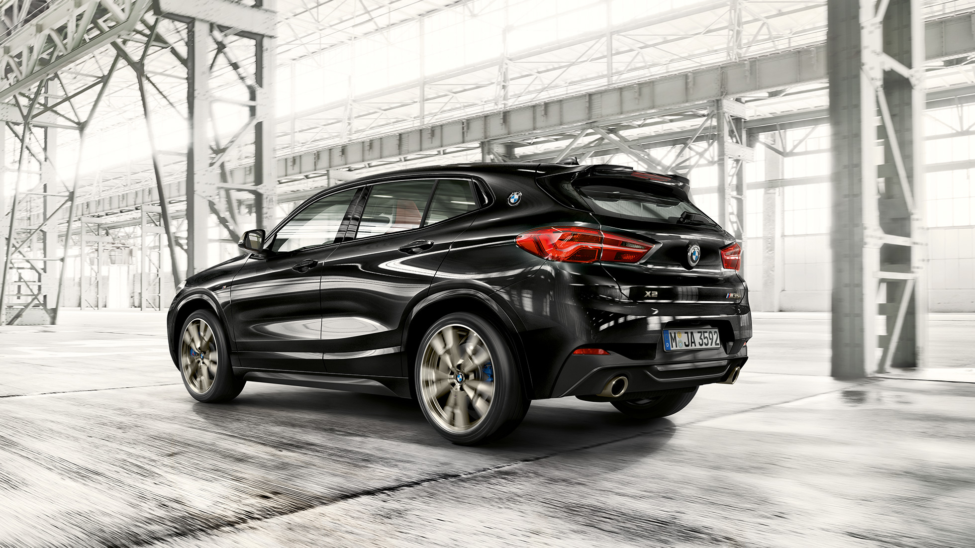 BMW X2 M35i vairavimo dinamika BMW X2 M35i F39 2018 Sapphire Black juodo metaliko spalvos vairavimo dinamika, trijų ketvirčių vaizdas iš galo
