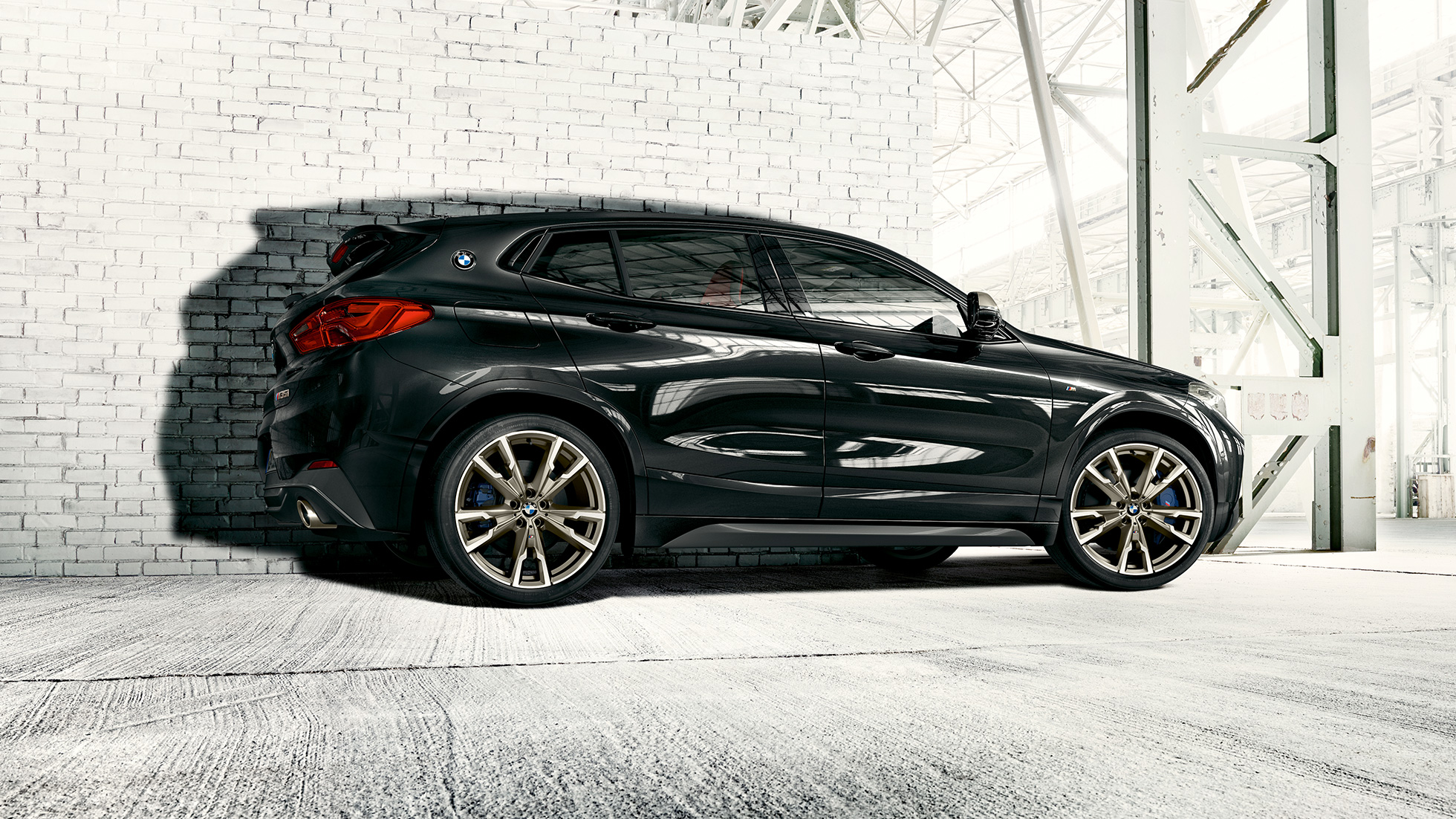 BMW X2 M35i eksterjeras BMW X2 M35i Sapphire Black juodo metaliko spalvos, F39 eksterjero vaizdas iš šono