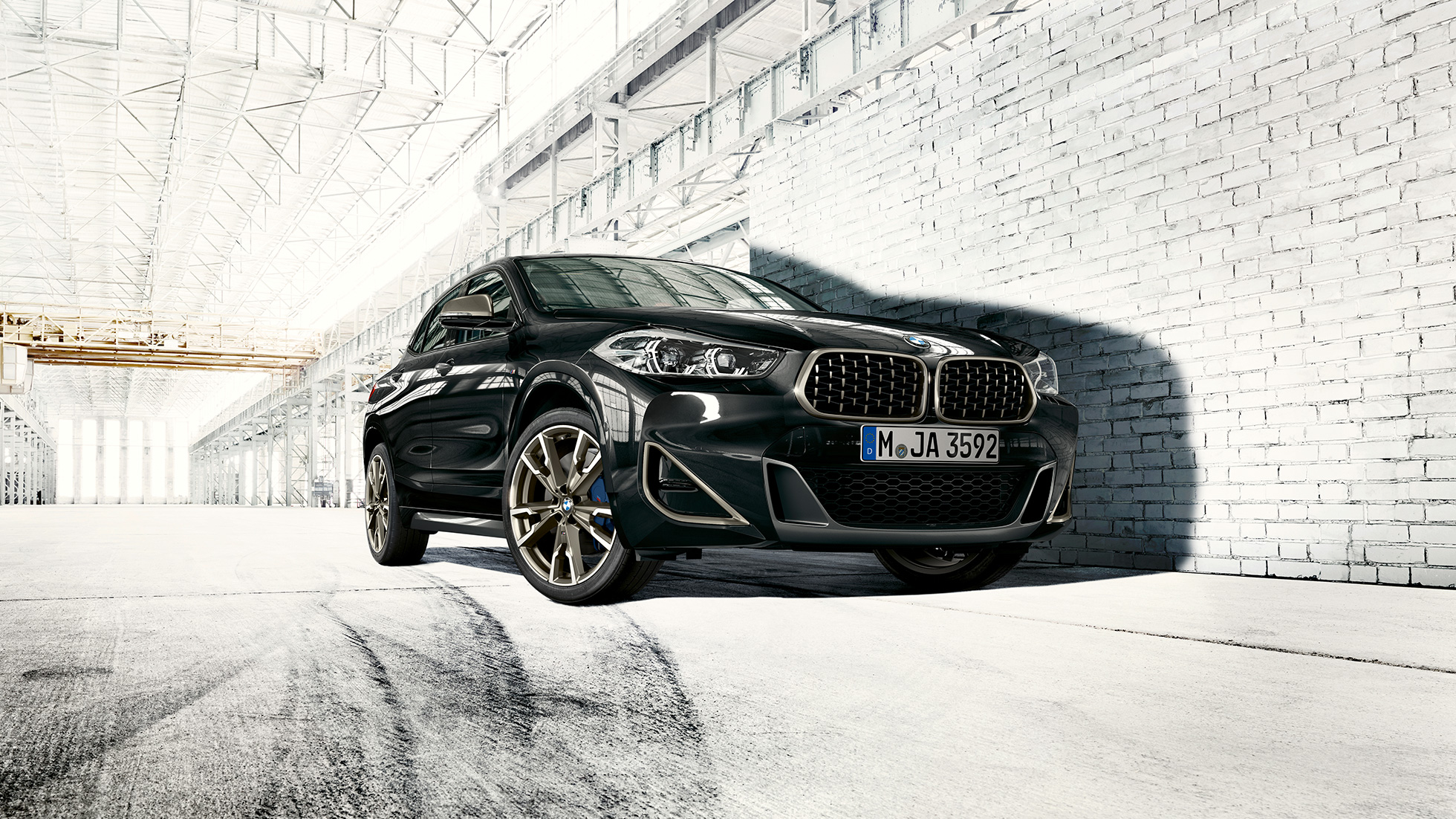 BMW X2 M35i dvigubos priekinės grotelės BMW X2 M35i Sapphire Black juodo metaliko spalvos, F39 dvigubų grotelių trijų ketvirčių vaizdas iš priekio